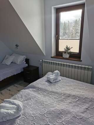 Отели типа «постель и завтрак» Willa Pod Górską Lawendą Юргув Трехместный номер, вид на сад-5